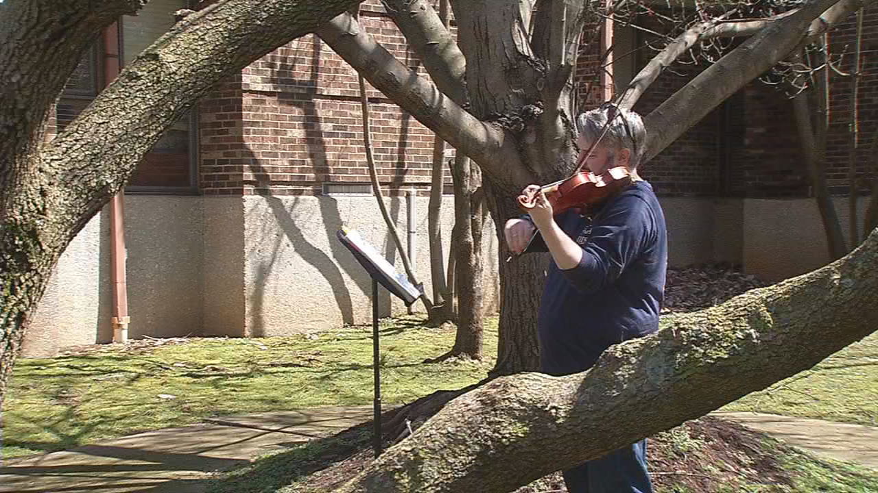 Violinist plays outside Louisville nursing home to lift residents' spirits